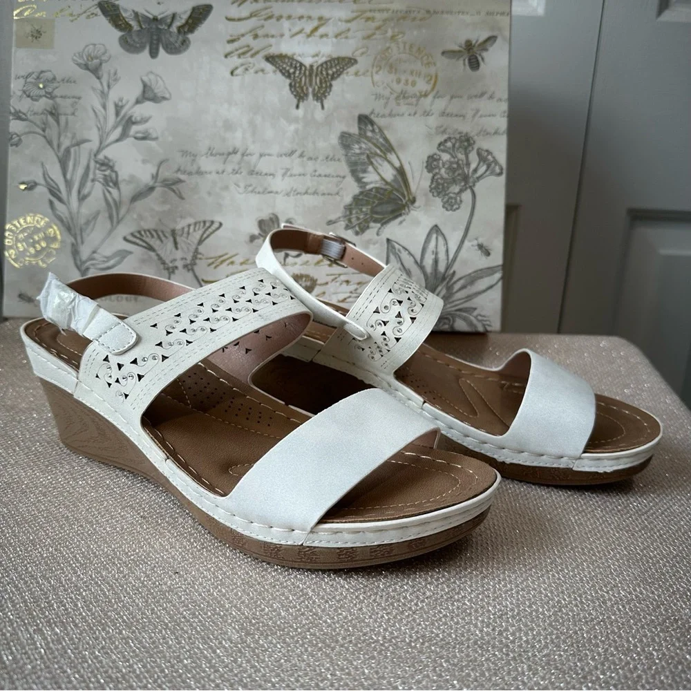 Good Choice Foley White Wedge Sandals with rhinestone accents Size 9.5 No Box
